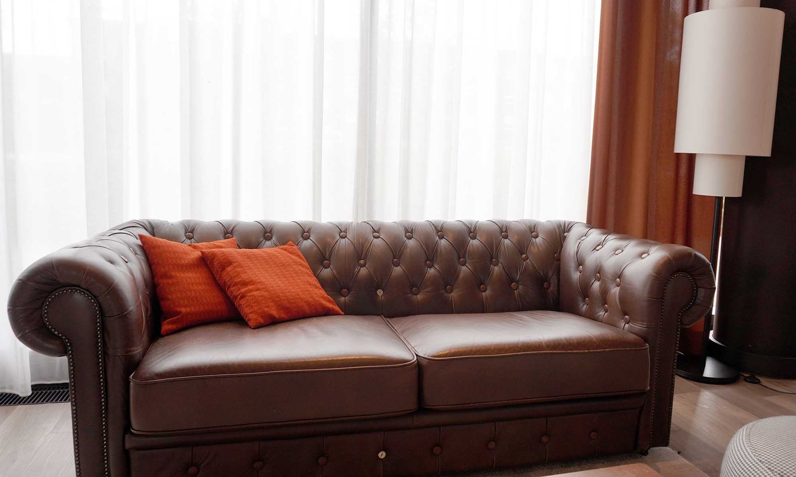 Praxisraum, Linz: Sofa mit warmem Licht